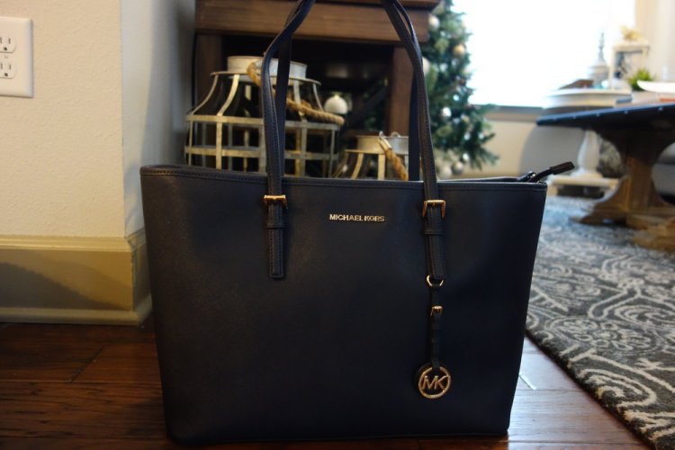 Mom surprised me with a new work bag. She also got me one from Free People, but this one takes the cake, or rather the 100 sugar cookies I ate over Christmas. Perfect navy bag for work or whatever else you may use it for.